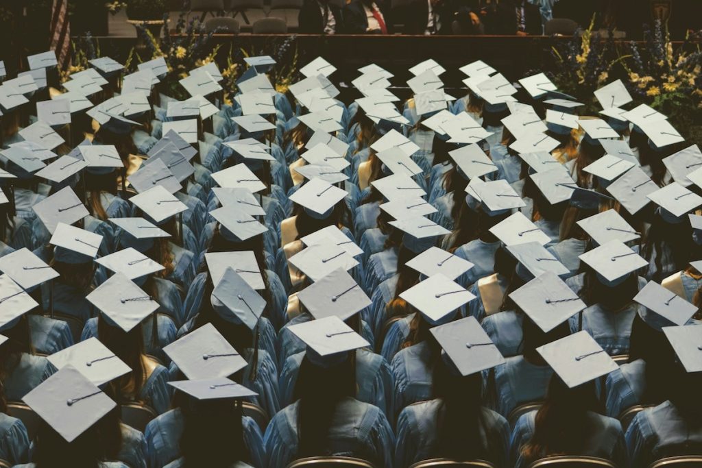 Foto de graduados de Joshua Hoenhe en Unsplash